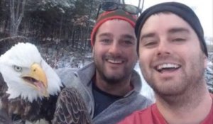 Ils sauvent un aigle et font un selfie qui fait le tour du monde !
