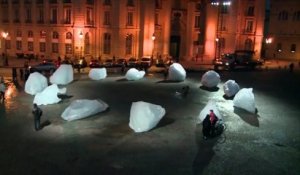 12 blocs de glace du Groenland devant le Panthéon