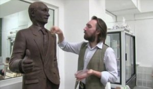 Un sculpteur russe réalise une statue de Poutine entièrement en chocolat
