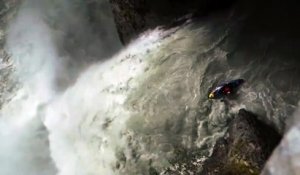 Ce taré plonge en kayak du haut d'une chute d'eau immense