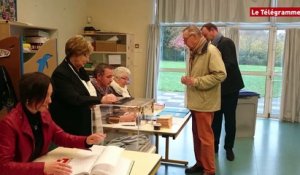 Régionales. Le maire de Vannes fait le tour des bureaux de vote