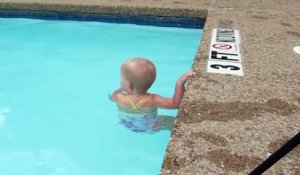 Un bébé de 16 mois fait déjà des longueurs dans la piscine