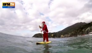 Le Père Noël fait du paddle en Italie