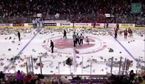 Des supporters de hockey jettent 29 000 ours en peluche sur la glace