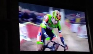 Cyclo-cross - Il gagne le championnat de Belgique après avoir chuté sur une barrière