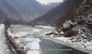La fonte des glaces depuis une rivière en mouvement