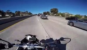 Un motard chatouille des pieds sur l'autoroute