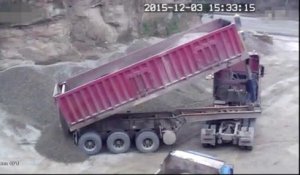 Un ouvrier fait une grosse boulette en déchargeant la benne de son camion