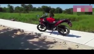 Un homme se fait ridiculiser par un singe qui lui a volé sa moto