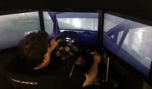 Un pilote de rallye joue à DiRT Rally sur un simulateur !!