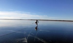 Patiner sur un lac gelé limpide au canada. Magique