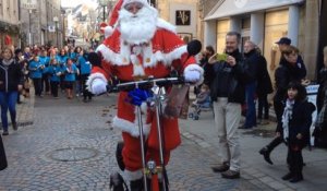 L'arrivée du Père Noël en trottinette... électrise