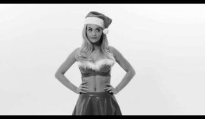 La belle Rita Ora danse pour vous dans une petite tenue de Noel