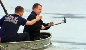Des héros sauvent un chien en train de se noyer dans un lac gelé.