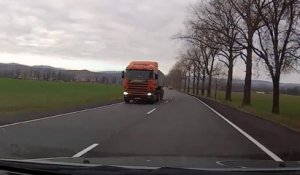 Un fou du volant surgit sur sa route