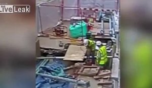 Un ouvrier perce un cable haute tension et provoque une explosion impressionnante