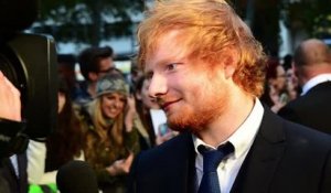 Ed Sheeran a acheté un appartement à ses parents au cas où il aurait besoin de babysitteurs dans le futur
