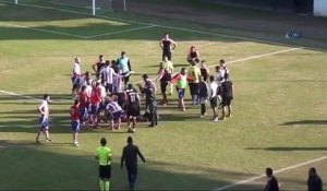 Football : Un joueur pète les plombs et assène un coup de pied à son adversaire