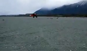 Un avion se pose et décolle en quelques metres à cause d'un vent surpuissant!