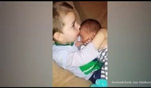 Un garçon adorable refuse de se séparer de son petit frère