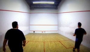 Slow Motion : Tête dans un mur pendant une partie de Squash