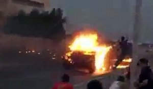 Des manifestants enflamment un tank en Arabie Saoudite à coup de cocktails Molotov