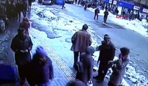 Deux piétons disparaissent sous une avalanche de neige en pleine rue