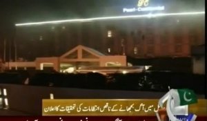 Evacuation d'un hôtel de luxe en feu au Pakistan