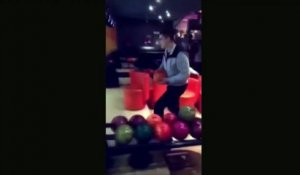 Il détruit le plafond du bowling en tentant un strike