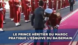Le prince héritier du Maroc pratique l'esquive du baisemain
