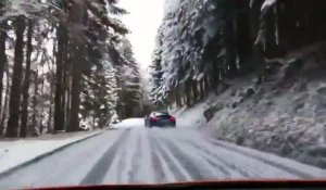Ils ont fait du drift avec une Audi R8 sur une route de montagne enneigée ! Les dingues !