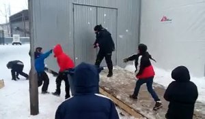 Bataille de boules de neige entre des enfants de réfugiés et un policier en Serbie