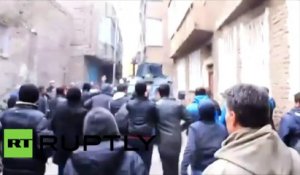 La police utilise des gaz lacrymogènes contre les manifestants à Diyarbakir