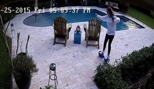 Fail d'une fille avec son hoverboard au bord de la piscine