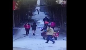 Il vole la minijupe d'une fille (Chine)