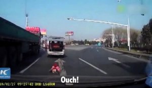 Un enfant tombe d'une voiture et se retrouve en plein milieu de la circulation