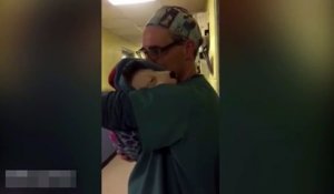 Le chiot n’arrête pas de pleurer après la chirurgie, mais ce que le vétérinaire fait est très touchante!