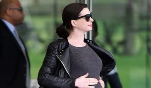 Anne Hathaway s'entraîne à chanter pendant qu'elle est enceinte