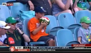 Ce gamin est devenu la star d'un match de cricket ! Découvrez pourquoi !