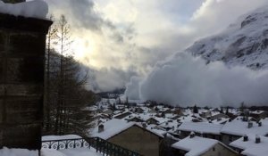 Impressionnante de l'avalanche à Bessans en Savoie