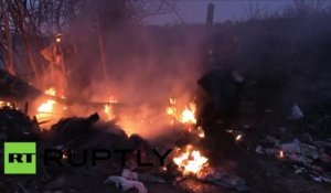 Des réfugiés brûlent leurs affaires dans la Jungle détruite