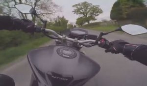 Un motard loupe un virage à cause de la vitesse