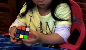 Une petite fille résoud un Rubik's cube en un temps record