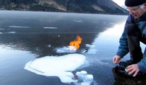 Brûler des bulles de méthane prisonnières d'un lac gelé