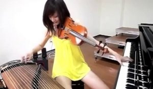 Une fille joue parfaitement avec trois instruments en même temps