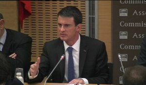 Constitution : Manuel Valls se défend de tout "enfumage"
