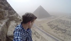 Pour faire un selfie, il escalade dans l'illégalité, la pyramide de Khéops