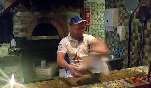 Un pizzaïolo italien s'amuse à faire tourner la pate. Quel talent!!!