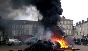 Lunéville : les agriculteurs ont déversé des pneus devant la permanence du député Jacques Lamblin