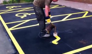 Découvrez comment sont peintes les places de parking pour handicapés